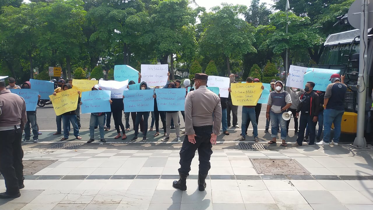 Ratusan Massa Demo Dugaan Hoax Hasnaeni Didepan Mapolda Jatim