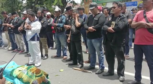 Gabungan Ormas Madura Lakukan Sholat Jenazah di Depan Kantor Kanwil Kemenkumham Jatim