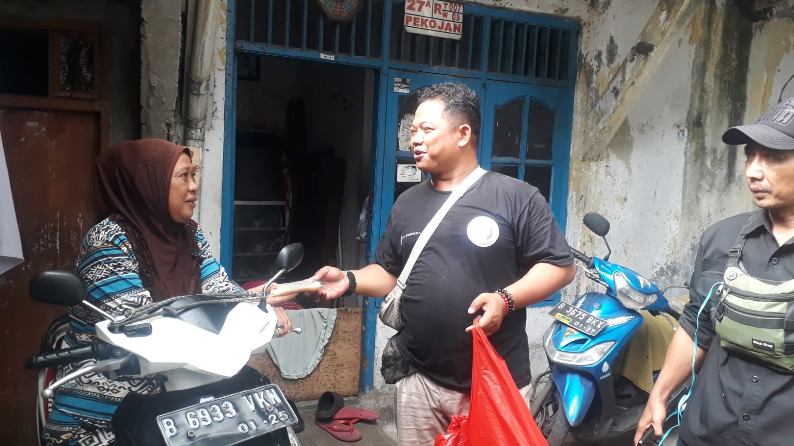 Tak Hanya Berikan Makanan Siap Saji, FWJI Jakbar Berikan Kipas Angin Ke Musholla Raudhatul Jannah