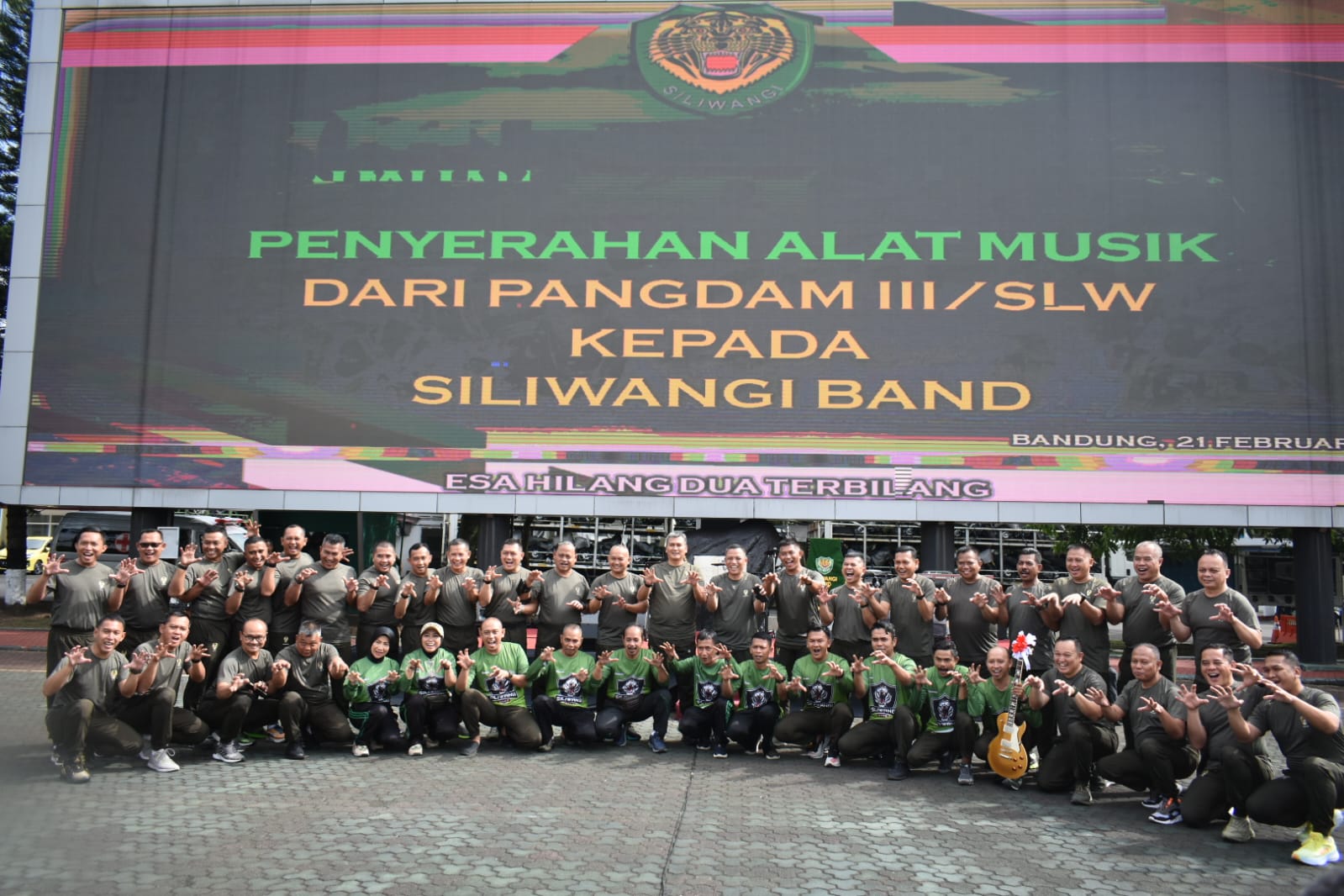 Pangdam III/Siliwangi Serahkan Seperangkat Alat Musik, Dukung Pelaksanaan Tugas Prajurit Ajendam