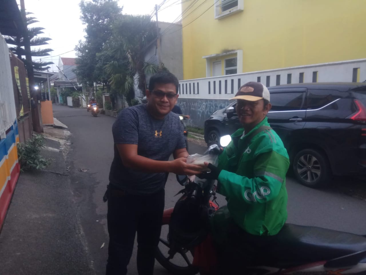 Tetap Jalani Giat Jum'at Berkah Meskipun di Guyur Hujan, Ketua FWJI Jakbar Berikan Apresiasi