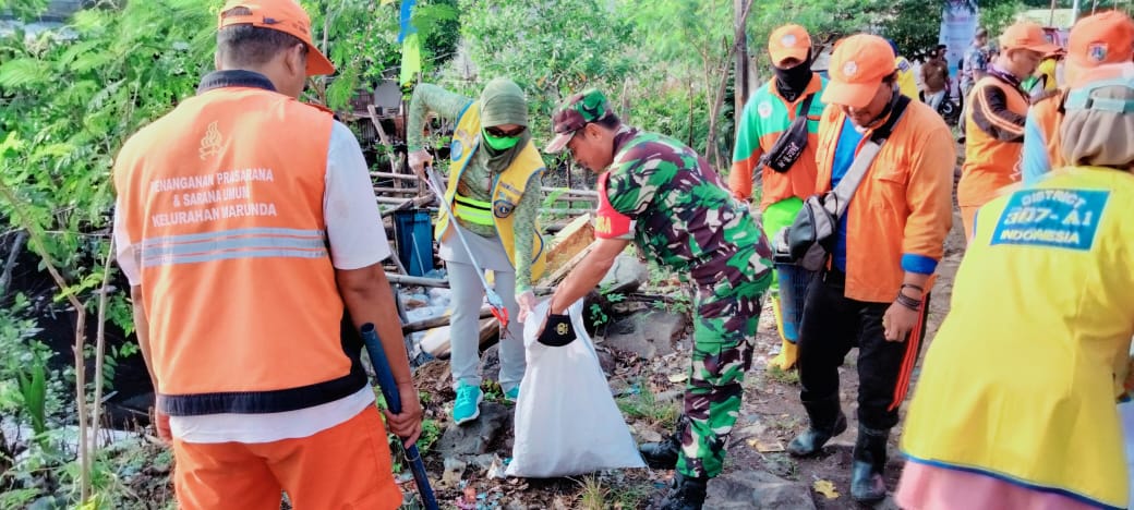 Semangat Gotong Royong Babinsa -05/Cilincing Bersama Warga Marunda Melaksanakan Kerja Bakti