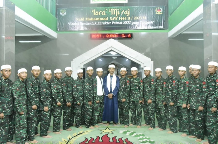 Siswa Dikmata TNI AD Rindam Jaya Berperan Aktif Dalam Peringatan Isra Miraj Nabi Muhammad SAW Tahun 2023