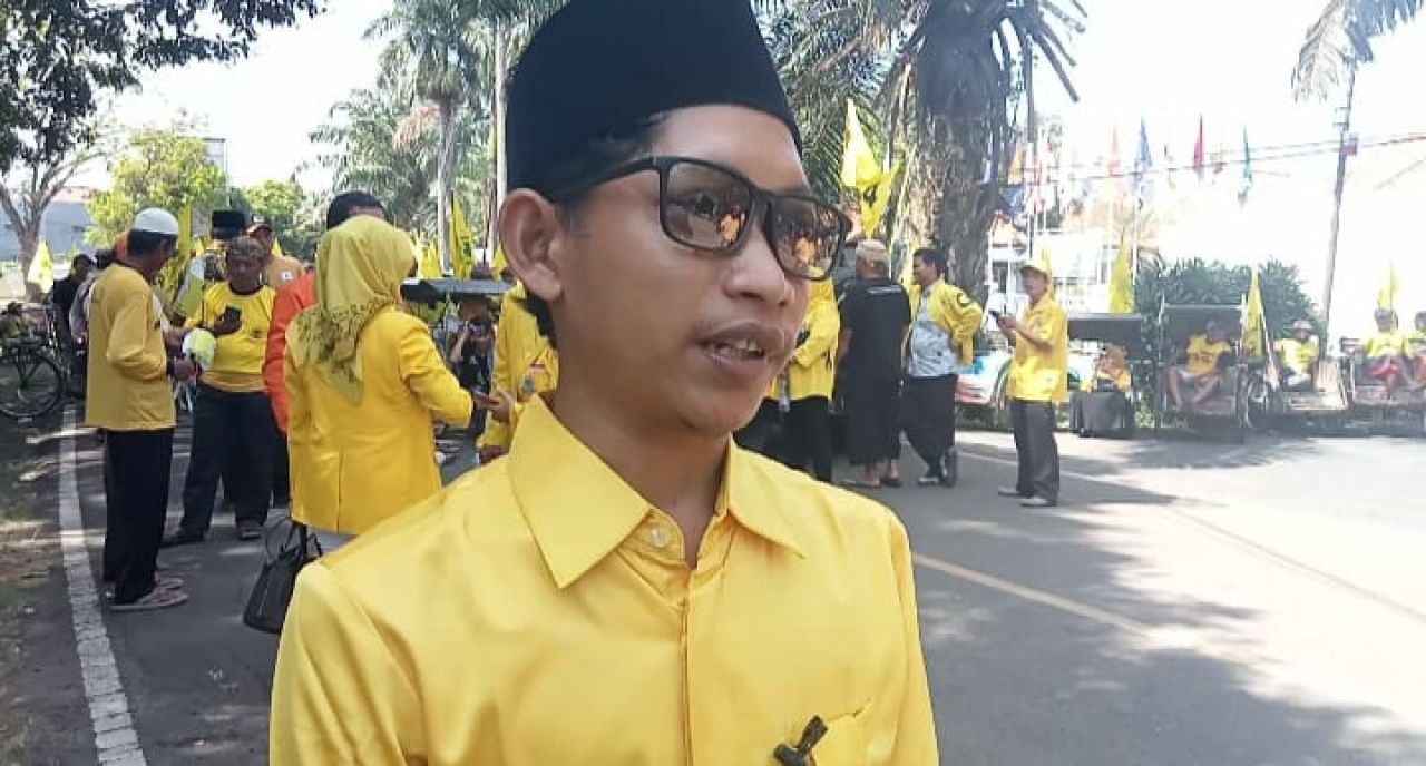 Daftar Bacaleg Partai Golkar,H Anas Ghozali Naik Becak Menuju KPUD Kabupaten Indramayu