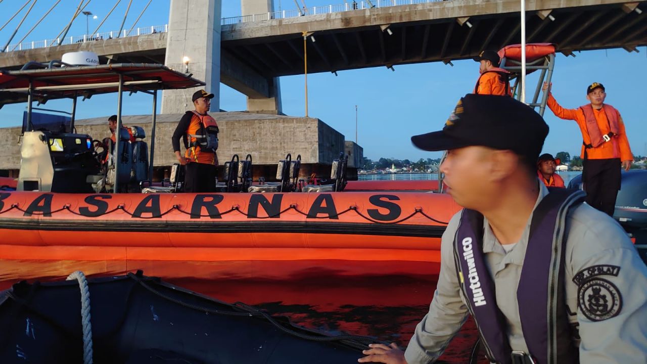 Bakamla RI Kerahkan Personel Bantu Tim SAR Cari Korban Bunuh Diri Lompat dari Jembatan Bahteramas