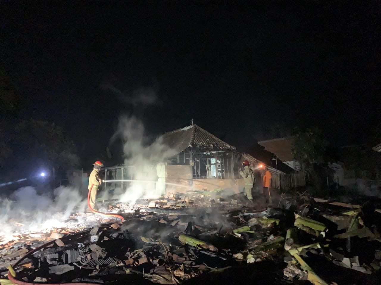 Warga Apresiasi Gerak Cepat Tim Damkarat Bojonegoro Atasi Kebakaran Tiga Rumah