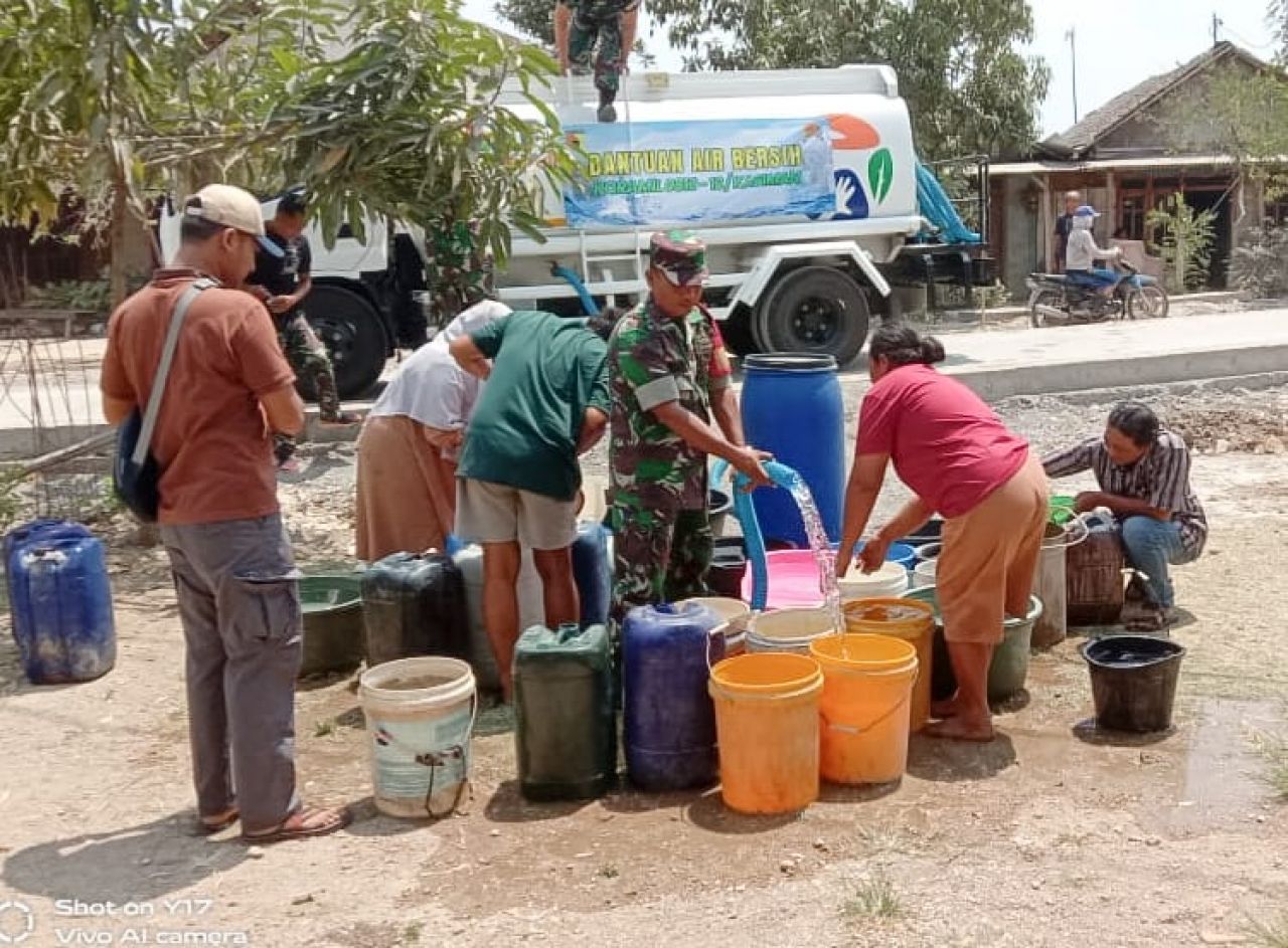 Kompak, Kodim Bojonegoro bersama Koramil dan Pemdes Kasiman salurkan 25 ribu Liter Air Bersih