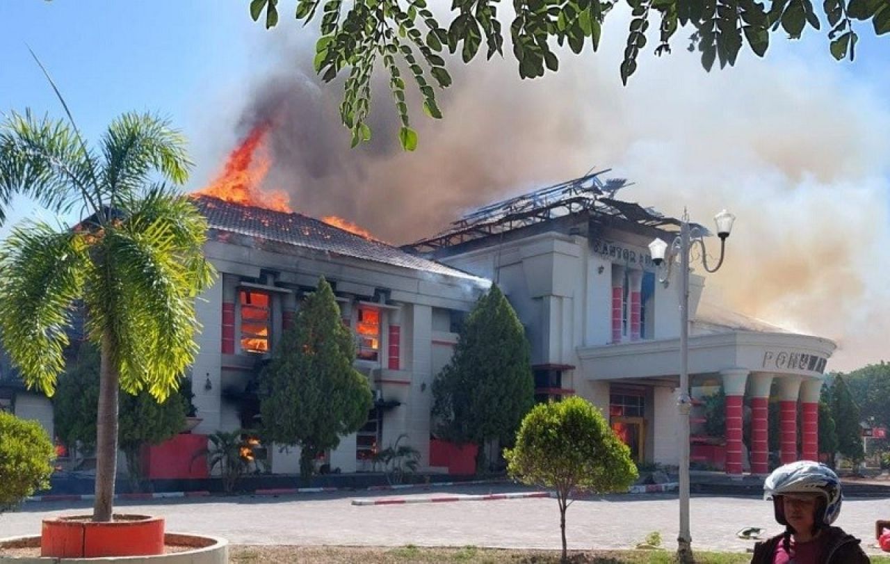 Tuntut Ganti Rugi Lahan Tambang, Berakhir Pembakaran Kantor Bupati dan Kantor DPRD Pohuwato