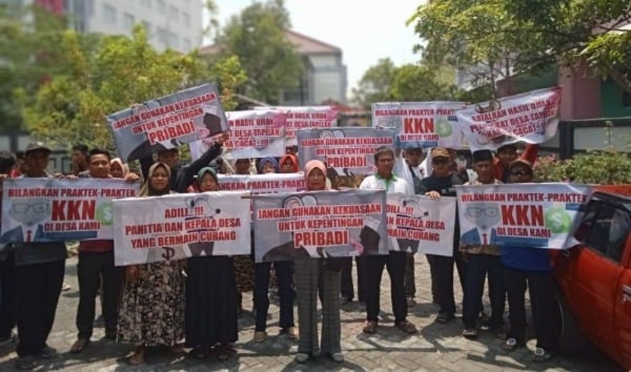 Diduga Panitia Ujian Perades Tapelan Curang, Puluhan Warga Tapelan Ngraho Geruduk DPMD Kabupaten Bojonegoro