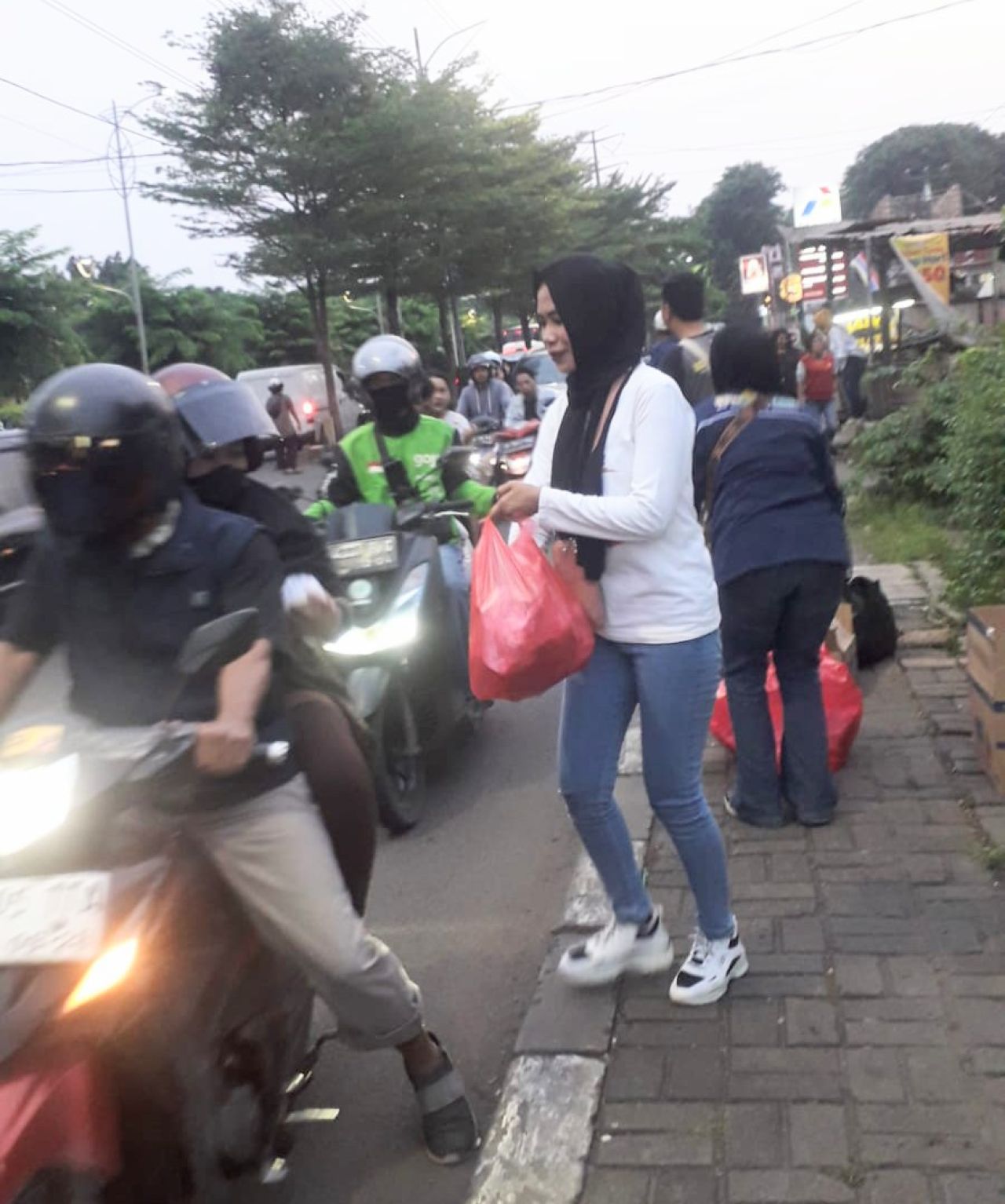 Komunitas Kite Bekasi Berbagi Sedekah Takjil Gratis Kepada Masyarakat, di Bulan Ramadhan Penuh Berkah