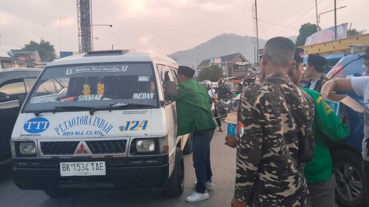 GP Ansor Eks Tapanuli Berbagi Takjil di Bundaran Balige