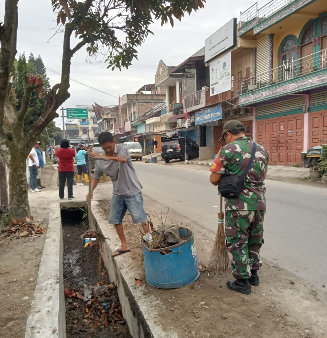 Karang Taruna Kecamatan Porsea Ikut Serta dalam Gotong Royong Bersama Camat dan Forkopimca
