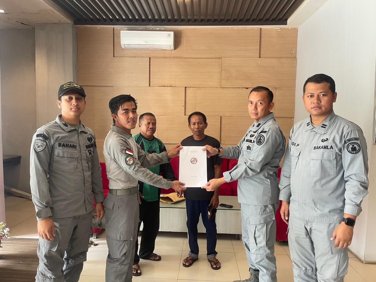 Bakamla RI Tangkap Kapal Bawa Kayu Ilegal di Perairan Laut Banda