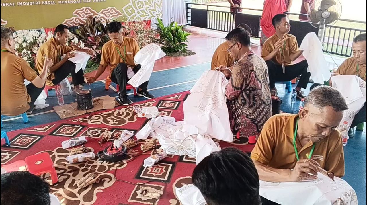 Puluhan Napi Lapas Kelas 1 Cipinang Bikin Batik Tulis dan Cap Khas Lapas Untuk Pameran