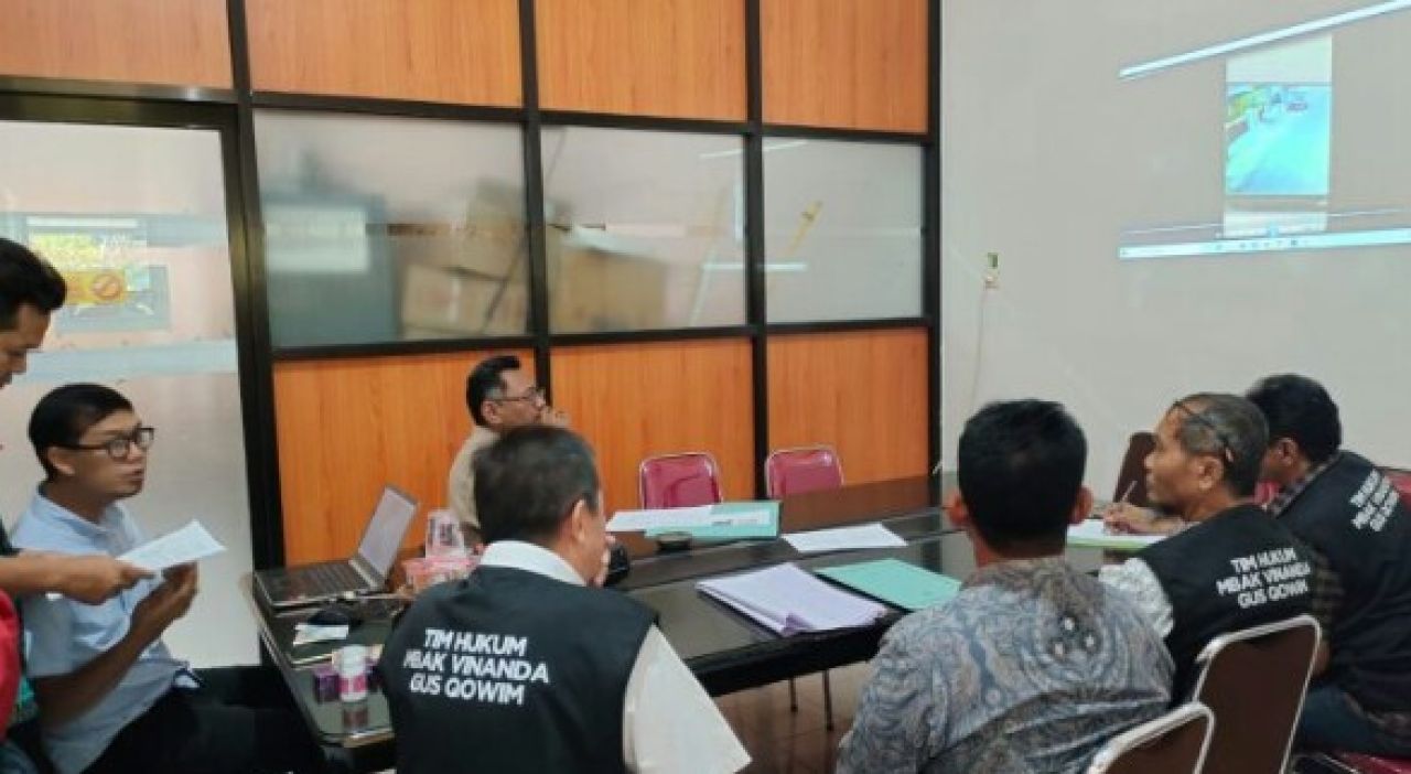 Copot Banner Kampanye Vinanda – Gus Qowim, Oknum Ketua RW di Kota Kediri Terancam Pidana