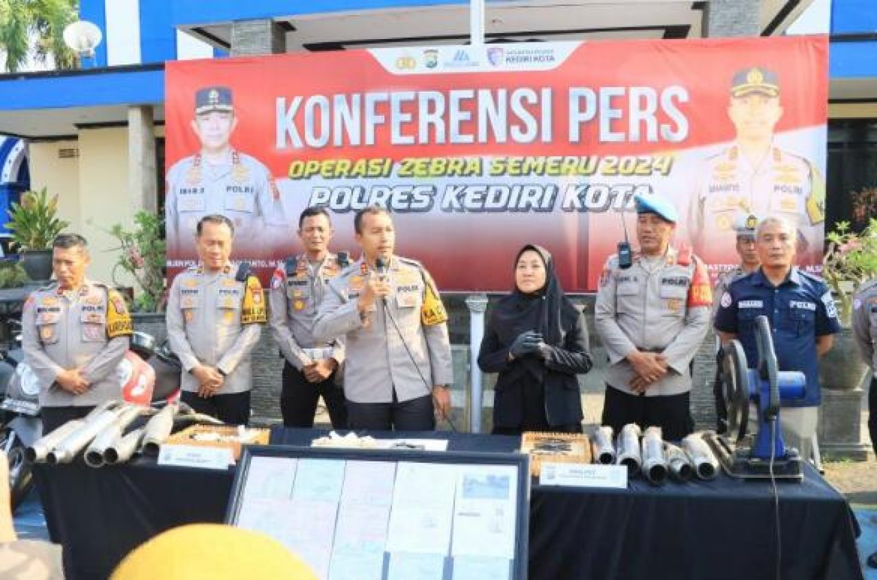 Polres Kediri Kota Tindak Ribuan Pelanggar Lalu Lintas, Belasan Knalpot Brong Dimusnahkan
