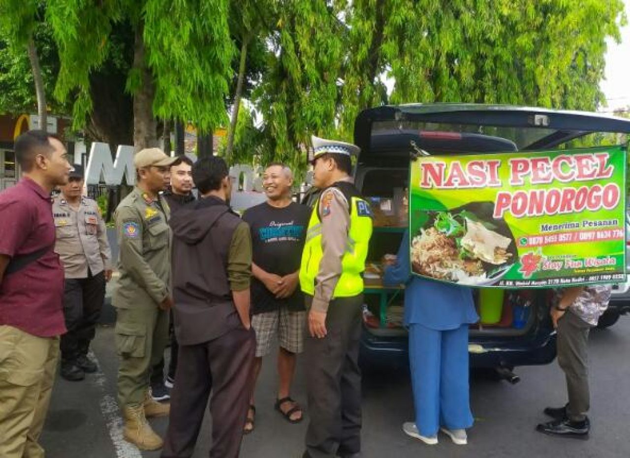 Wujudkan Kawasan Tertib Lalu Lintas, Pemkot Kediri Lakukan Penataan PKL di Jalan Brawijaya