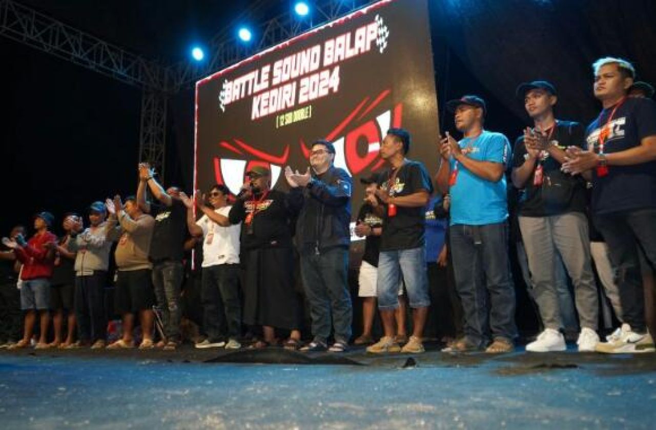 Ribuan Massa Sambut Meriah Kedatangan Mas Dhito di Aksi Battle Sound Horeg
