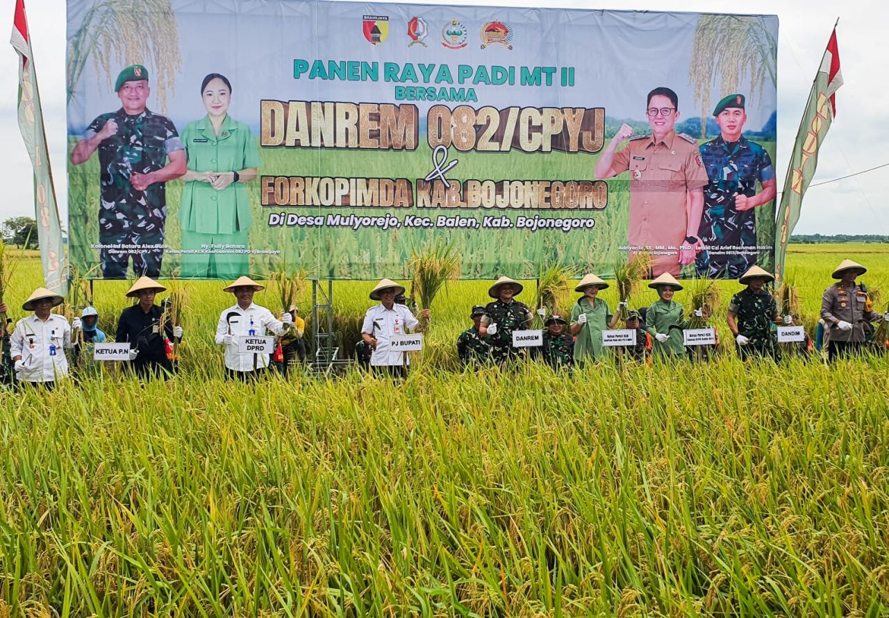 Danrem 082/CPYJ Panen Raya Padi bersama Kelompok Tani Mulyorejo