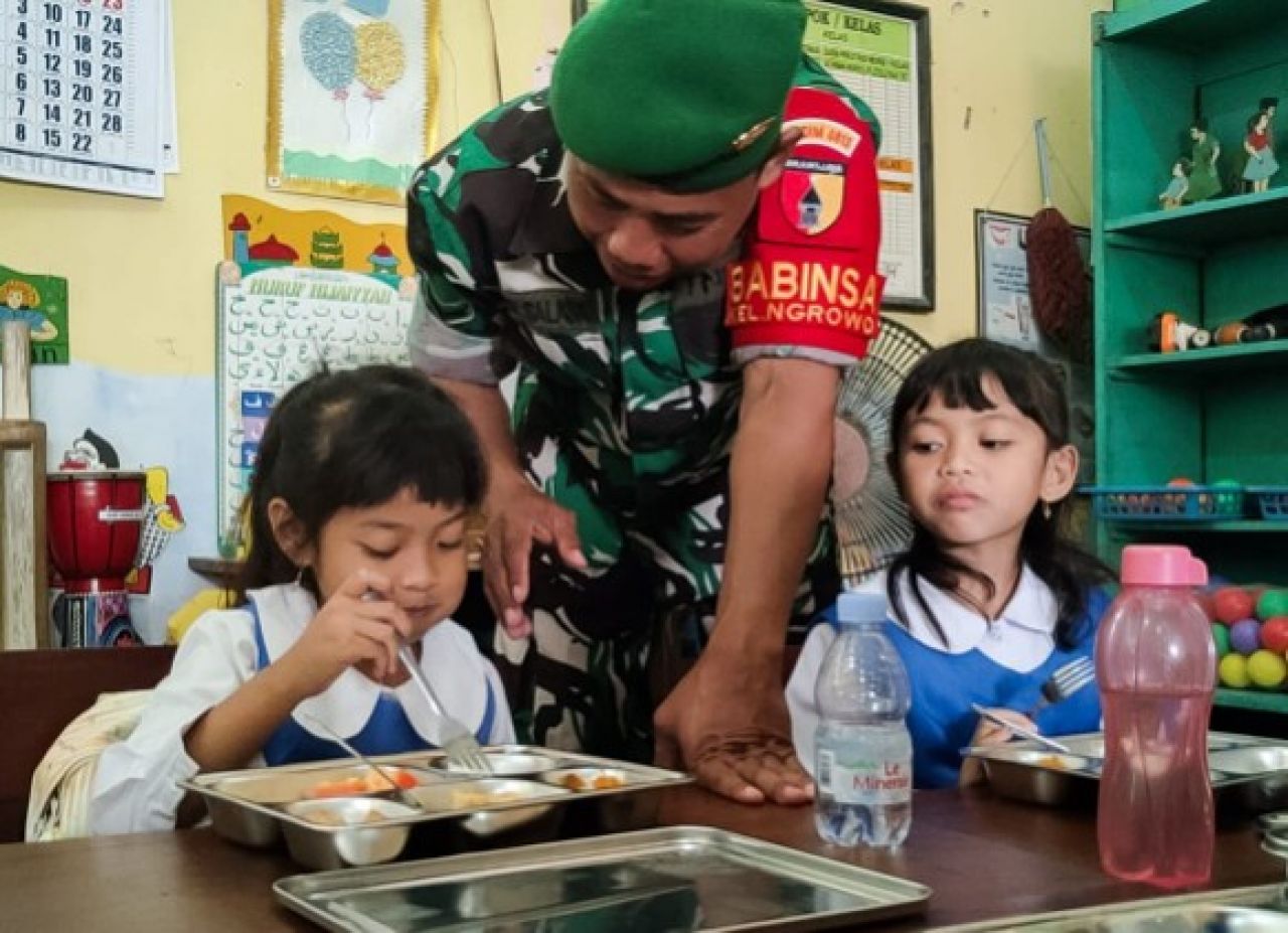 Babinsa Kodim Bojonegoro Kawal Pendistribusian Makan Bergizi Gratis