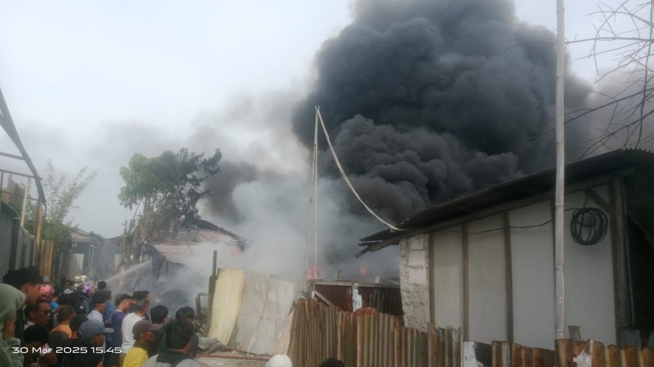 Kebakaran Hebat Pabrik Plastik Didekat Bandara Soetta