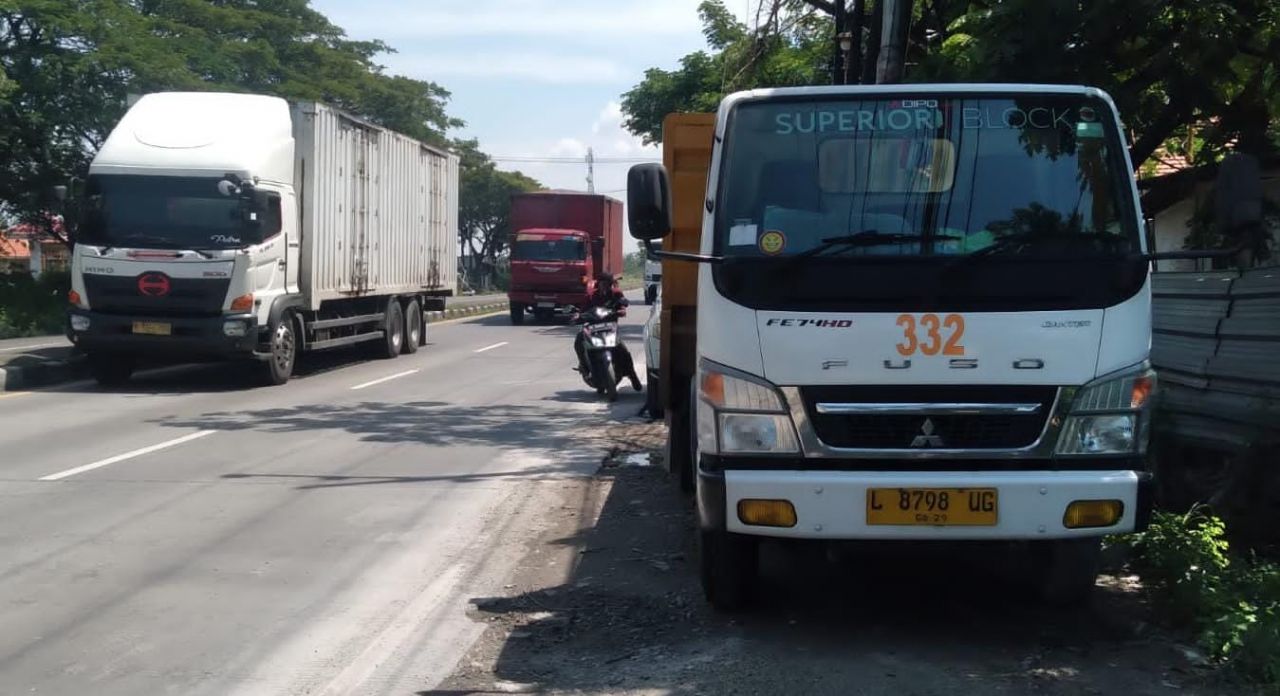 Parkir di Jalan Nasional, Truk Pengangkut Bata Ringan PT. SPS Pucuk Dikeluhkan Masyarakat