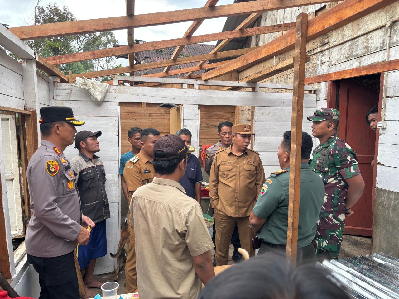 Kunjungan Bupati Taput ke Lokasi Rumah Warga yang Rusak Diterjang Angin Kencang di Pahae Julu