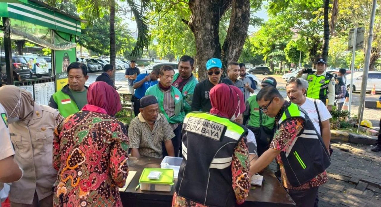 Ngopi Bareng Polisi, Ojol Surabaya Mendapat Pemeriksaan Kesehatan Gratis dari RS Bhayangkara