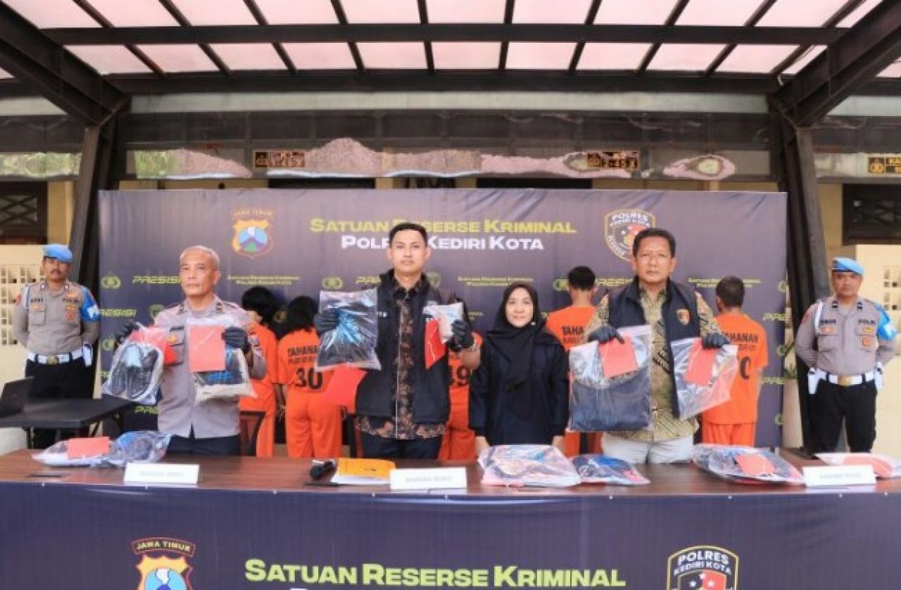 Viral di Medsos ! Polisi Berhasil Membekuk Empat Wanita Komplotan Pencuri di Swalayan Kediri