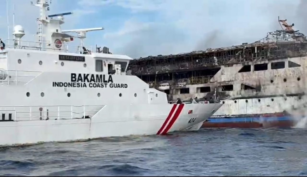 Bakamla RI Evakuasi Korban Kebakaran KMP Barcelona 5 di Perairan Talise