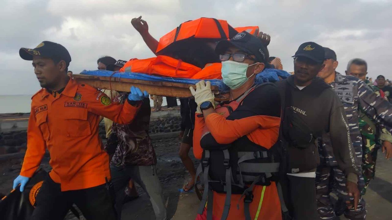 TNI Kerahkan Kekuatan Laut dan Udara Respon Cepat Tenggelamnya KMP Tunu Pratama Jaya di Selat Bali