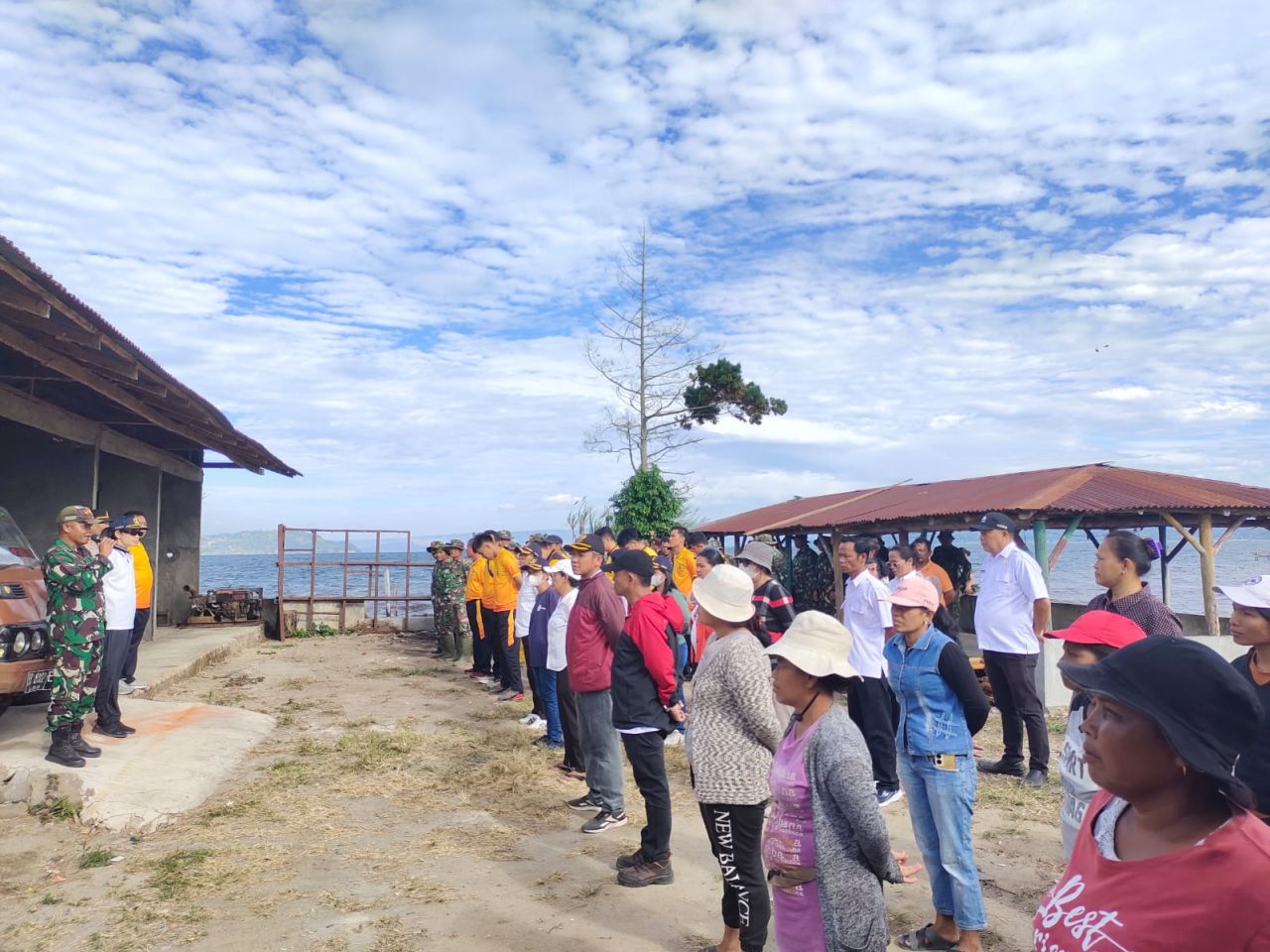 Personel Polres Toba Mengikuti Karya Bakti Pembersihan Eceng Gondok