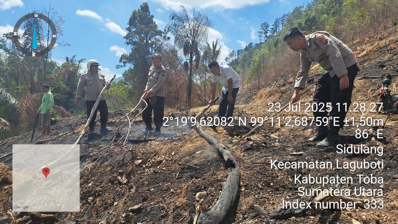 Polsek Laguboti Sigap dan Respon Cepat Berhasil Memadamkan Kebakaran Lahan