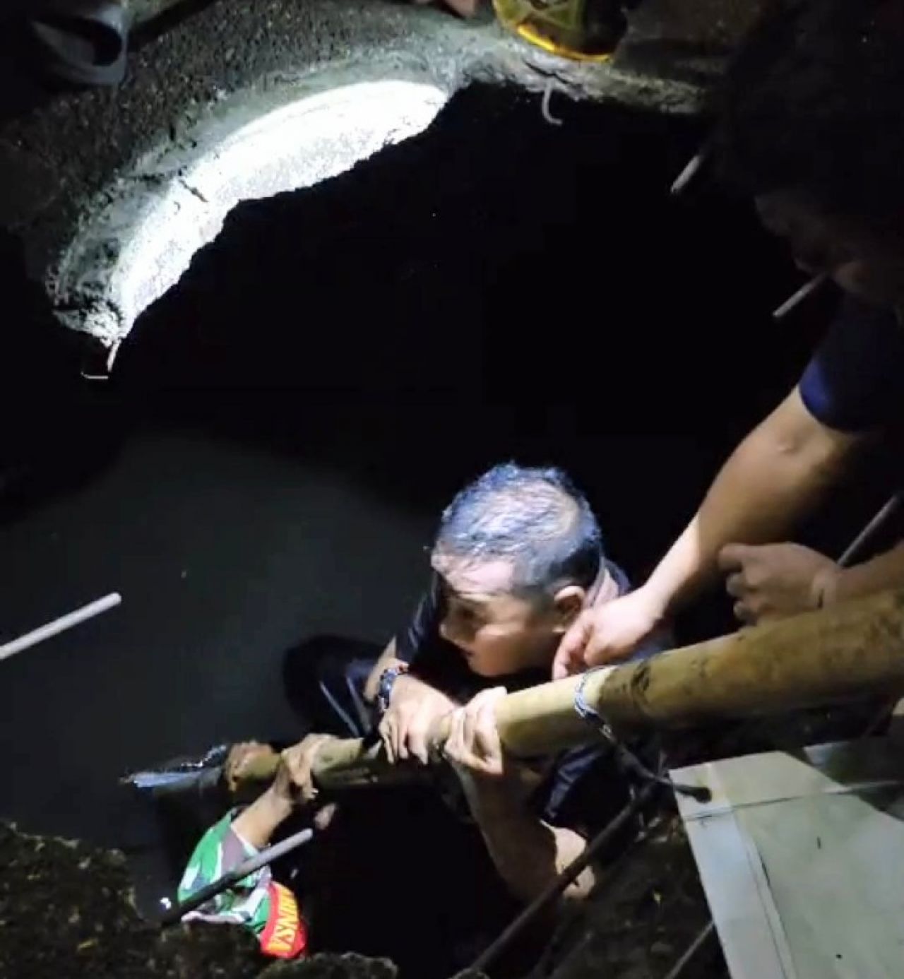 Pengunjung PRJ Terperosok ke Selokan, Babinsa Koramil 02/Penjaringan Sigap Bantu Evakuasi