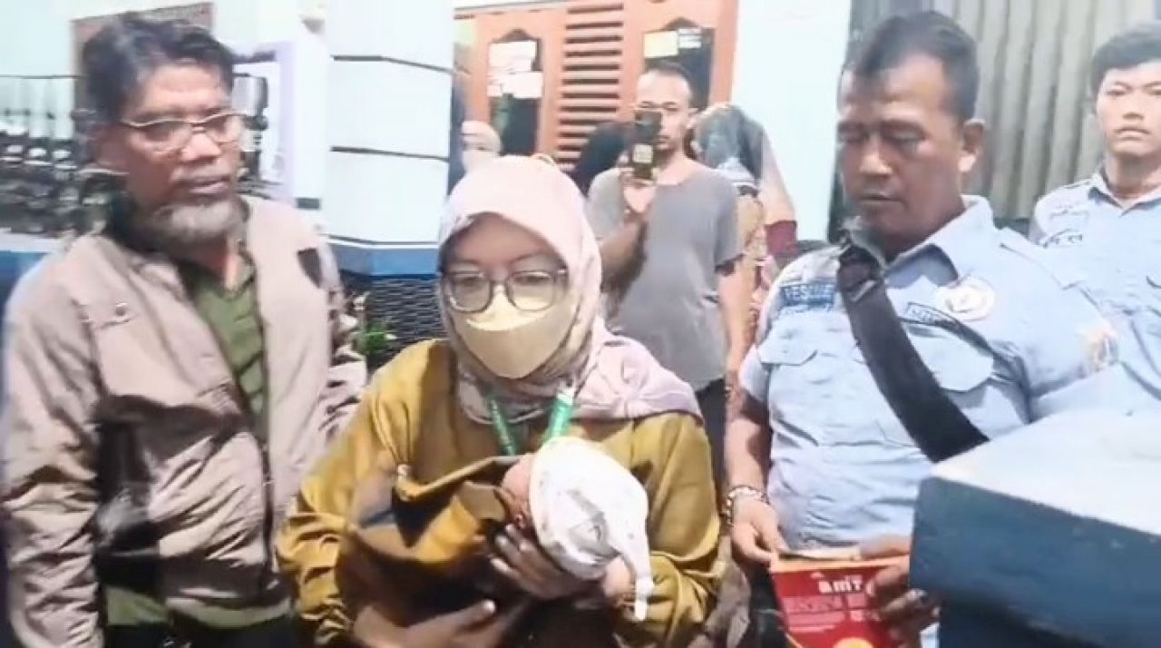 Warga Pulogebang Geger, Bayi Laki-laki Ditemukan di Depan Rumah Disertai Sepucuk Surat
