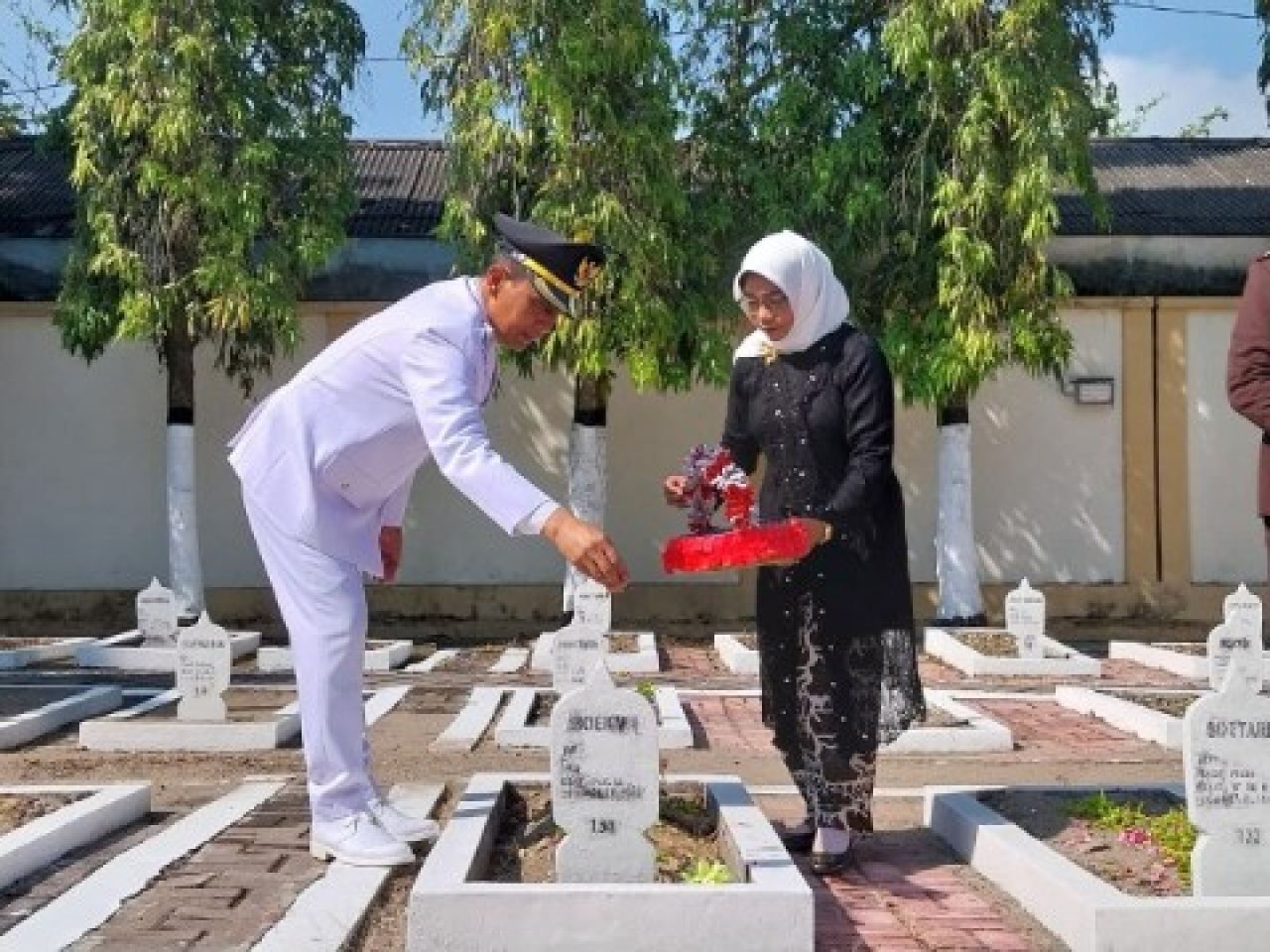 Bupati Bojonegoro dan Forkopimda Ziarah dan Tabur Bunga di Taman Makam Pahlawan, Peringati Hari Kemerdekaan