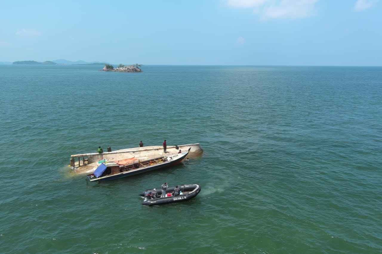 KM Aneka Jaya Terbalik di Perairan Pulau Cucu Petong, Bakamla RI Lakukan Evakuasi