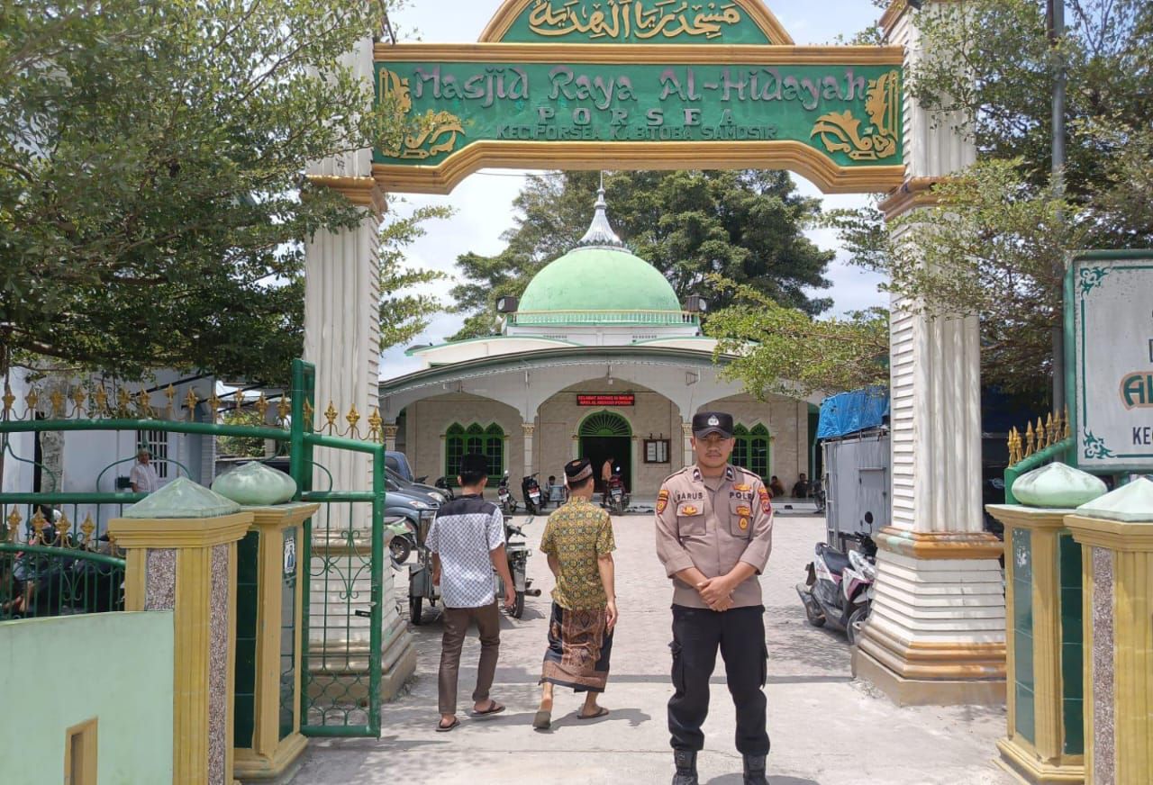 Polsek Porsea Hadirkan Rasa Aman Saat Ibadah Shalat Jumat