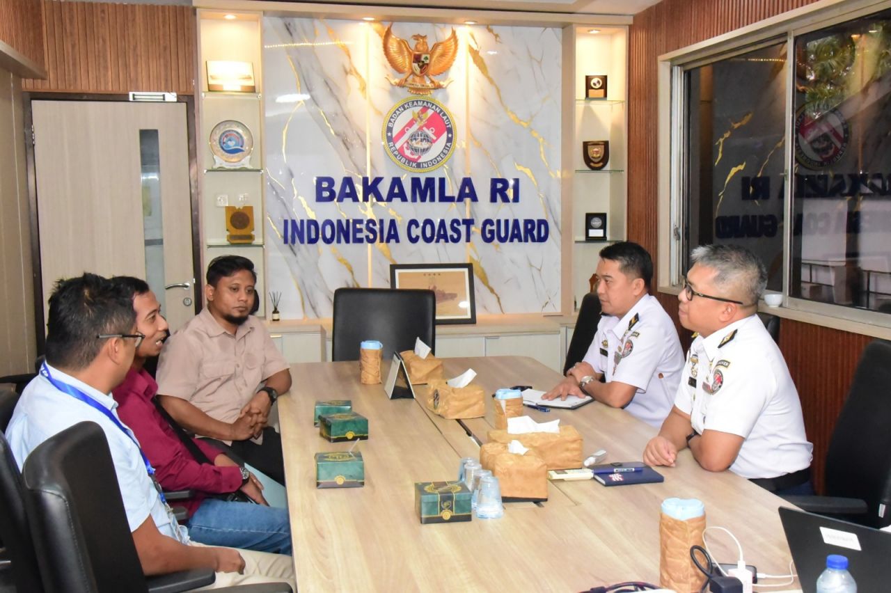 Bakamla RI–Korea Coast Guard Selamatkan Delapan ABK WNI dari Dugaan TPPO di Korsel