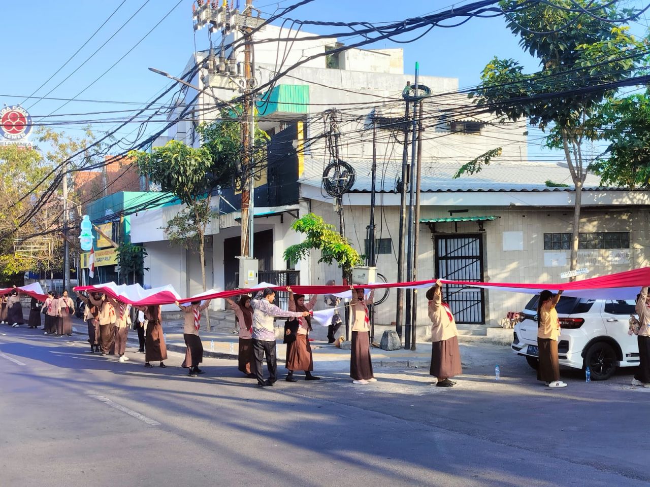 Ribuan Siswa SMKN 8 Surabaya Bentangkan Bendera Merah Putih Sepanjang 1,5 Km di HUT RI ke-80