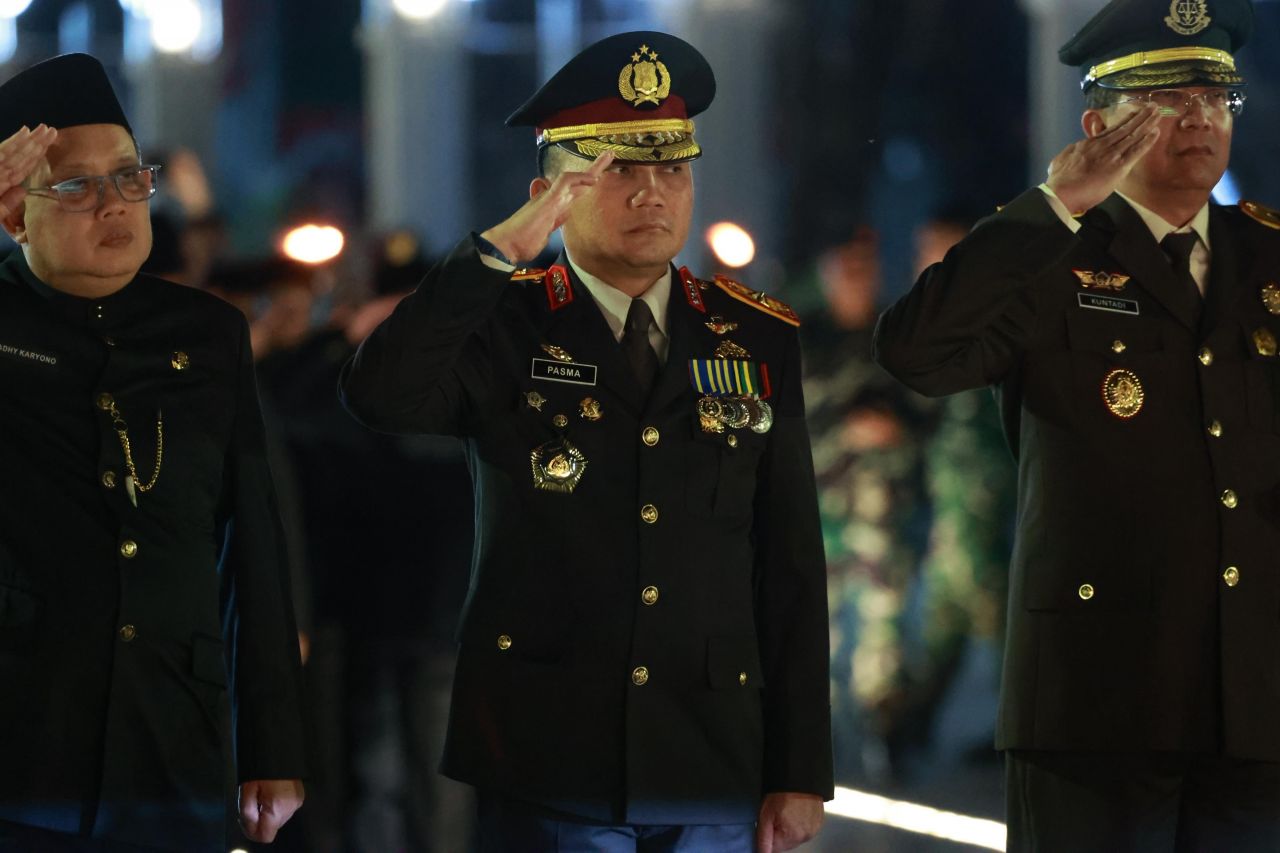 HUT ke-80 RI, Gubernur Jatim dan Wakapolda Gelar Renungan Suci di Makam Pahlawan