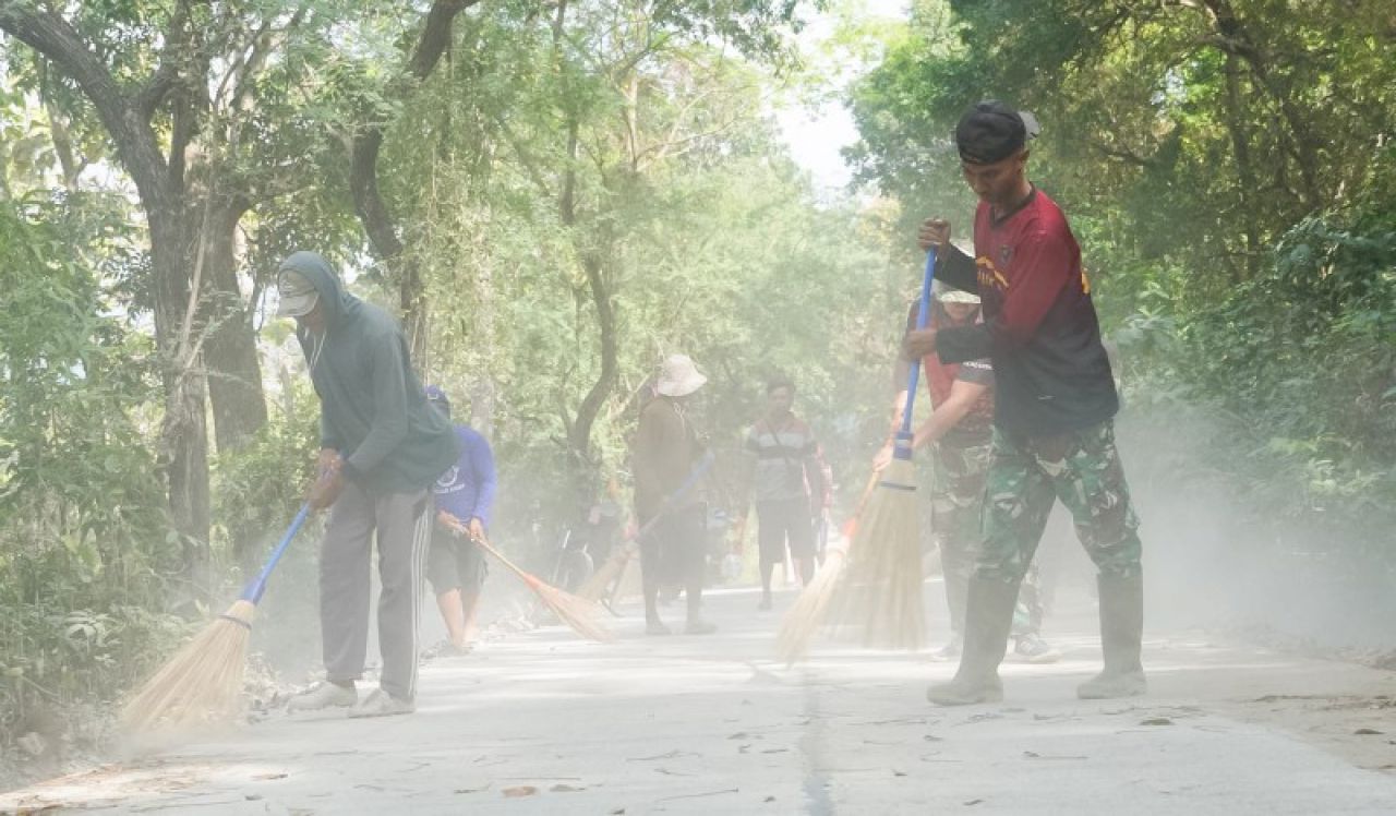 Semangat Kebersamaan, Warga Soko dan Satgas TMMD Bojonegoro Bersatu dalam Kerja Bakti