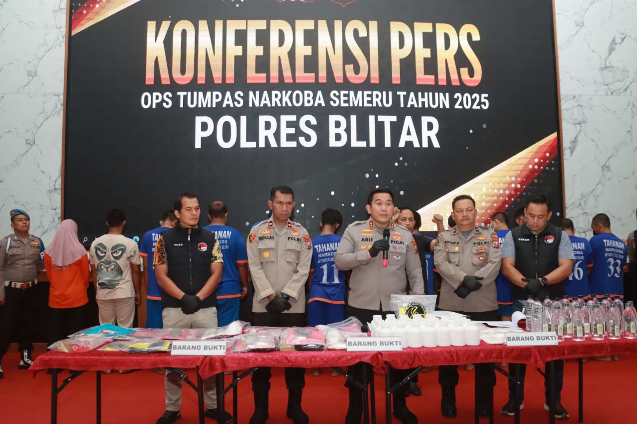 Polres Blitar Ungkap 10 Kasus Narkoba dan Miras Ilegal: 13 Tersangka Ditangkap, Ribuan Nyawa Diselamatkan