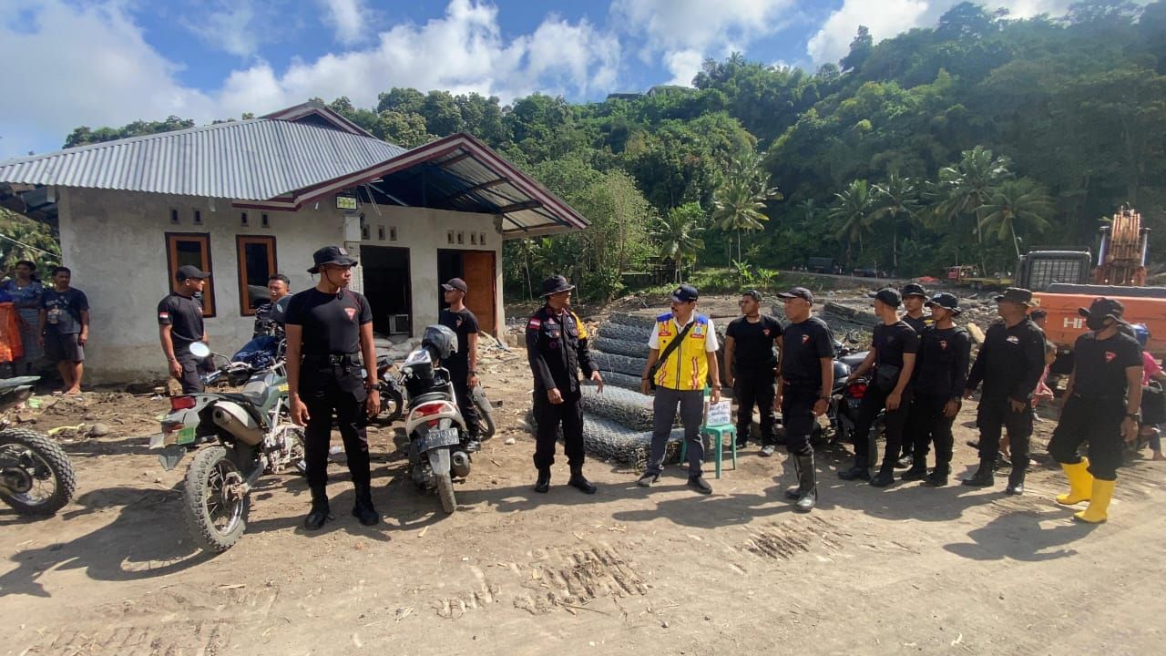 Brimob Polda NTT Terjun Langsung Cari Korban Hilang Banjir Bandang Mauponggo: Bukti Nyata Dedikasi Tanpa Batas