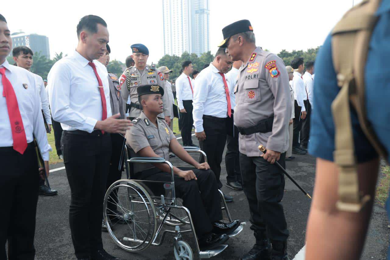 Kapolda Jatim Irjen Pol Nanang Avianto Pimpin Upacara KPLB dan Anugerahkan Penghargaan untuk 263 Personel Berprestasi