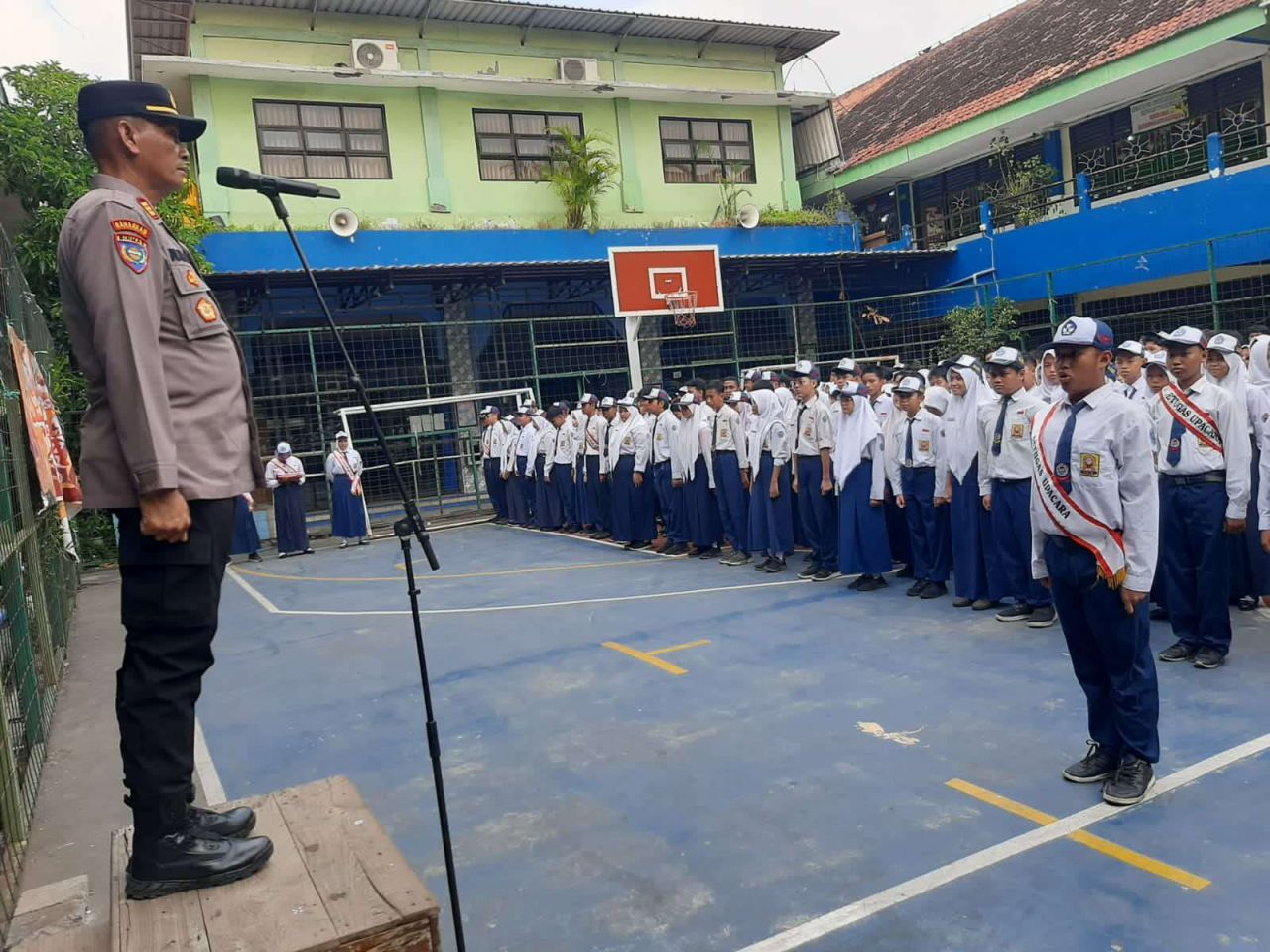 Kasat Binmas Polres Tanjung Perak Ingatkan Siswa SMPN 7 Surabaya Jauhi Narkoba dan Judi Online