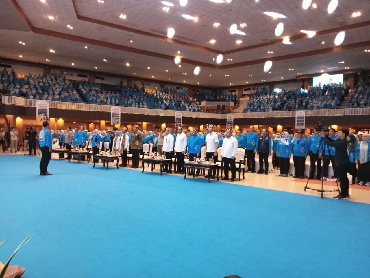 Menteri Wihaji Tinjau Program Gizi Gratis dan Kukuhkan Ribuan Kader BKKBN di Surabaya