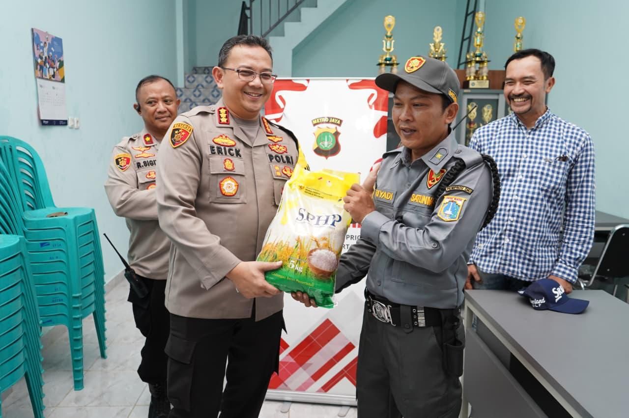 Kapolres Metro Jakarta Utara Tinjau Pos Satkamling Kebon Bawang, Serahkan Bantuan Sembako