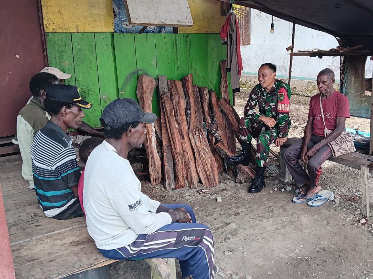 Babinsa Koramil Mapurujaya dan Kepala Kampung Hiripau Bahas Keamanan dan Pembangunan