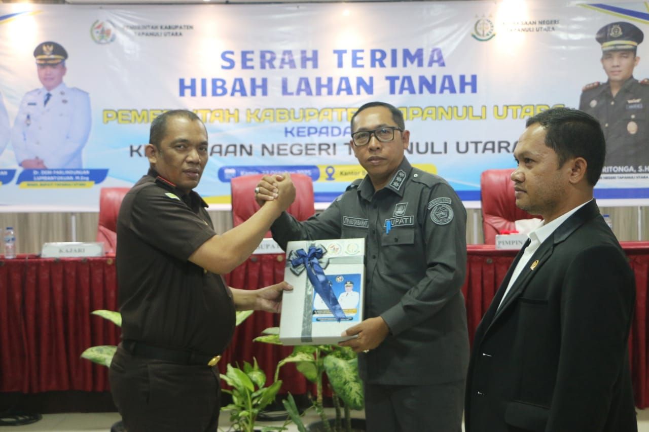 Pemkab Tapanuli Utara Serahkan Hibah Tanah untuk Kejaksaan Negeri Taput
